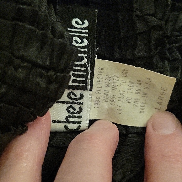 3/$30 VTG MICHELE MICHELLE Black Crinkle Cropped High Neck Baddie Blouse - Picture 6 of 8